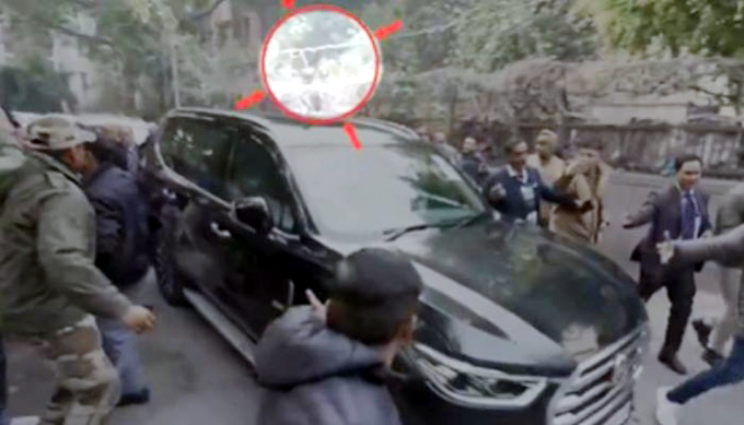 AAP बोली- अरविंद केजरीवाल पर हमला, भाजपा ने कहा- सवाल पूछने पर रौंदा